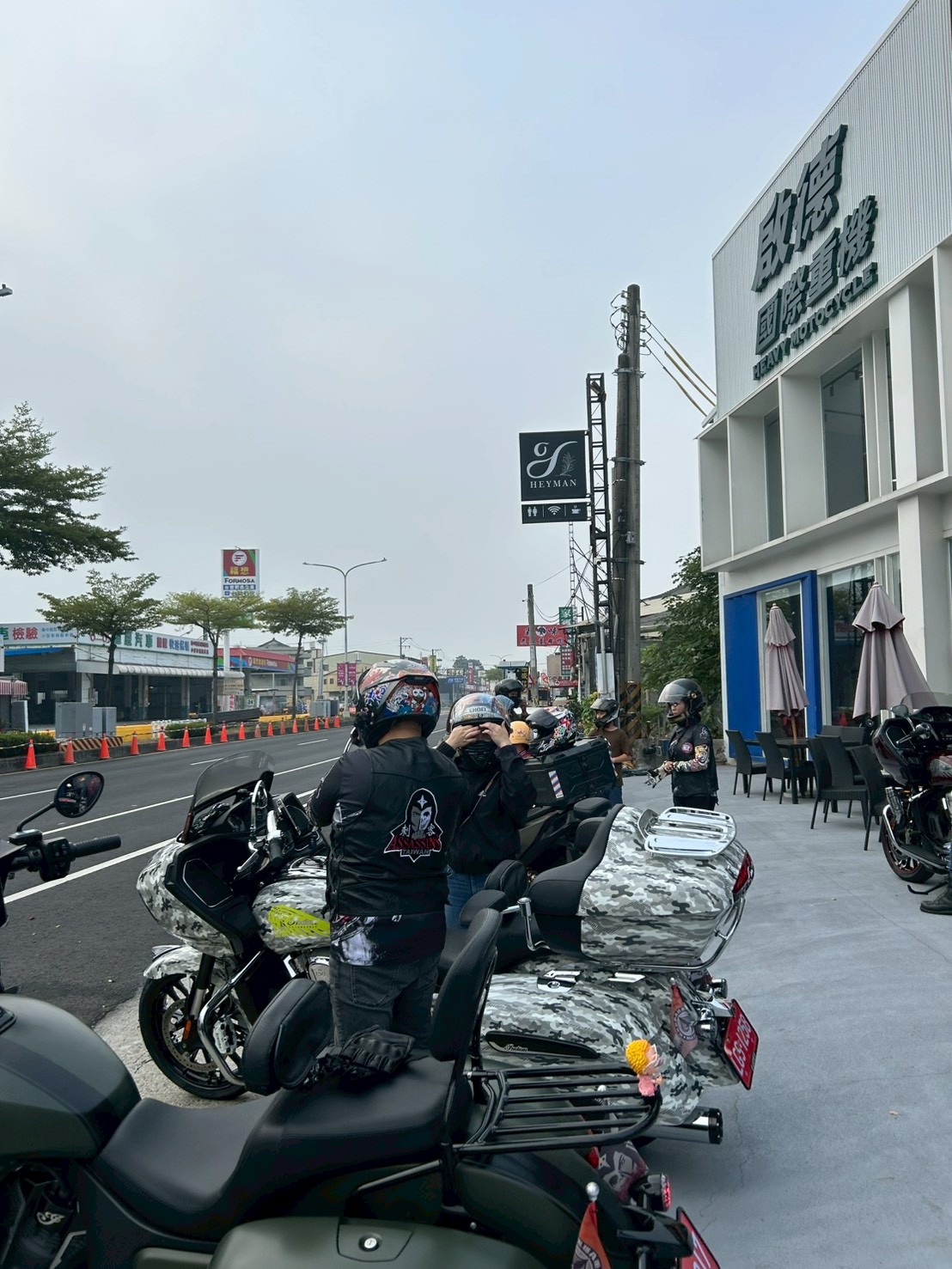 啟德國際重機門前整裝待發，車友氣勢如虹。